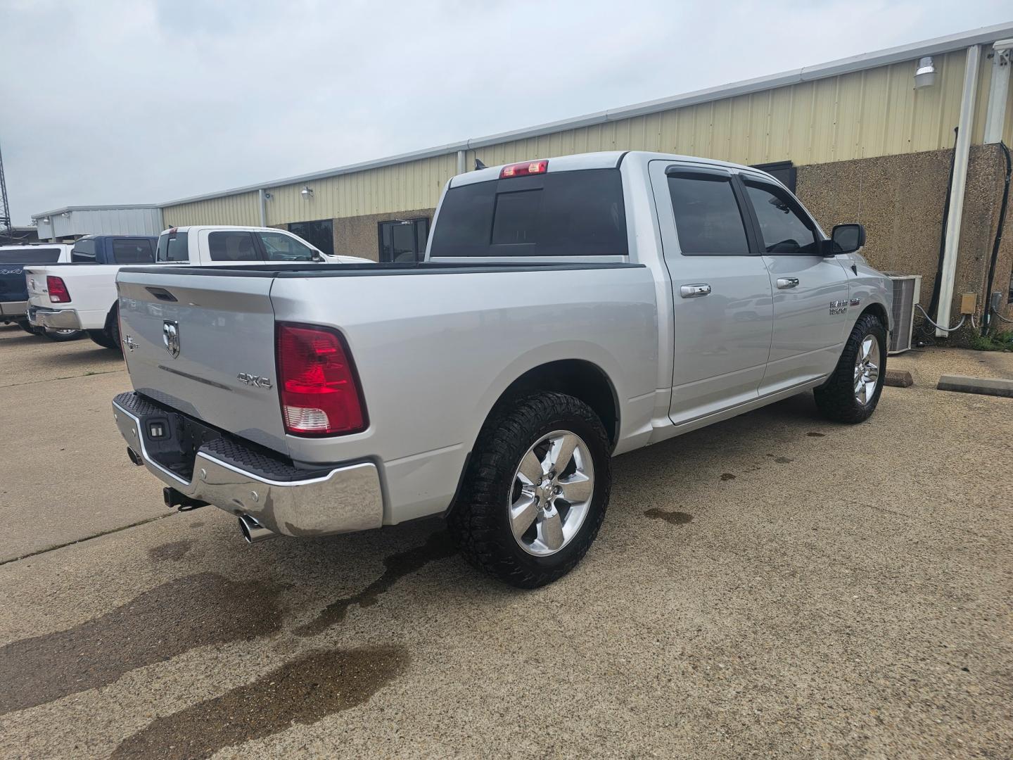 2018 SILVER RAM 1500 SLT Crew Cab SWB 4WD (1C6RR7LT7JS) with an 5.7L V8 OHV 16V engine, 8A transmission, located at 533 S Seven Points BLVD, Seven Points, TX, 75143, (430) 255-4030, 32.313999, -96.209351 - Photo#2